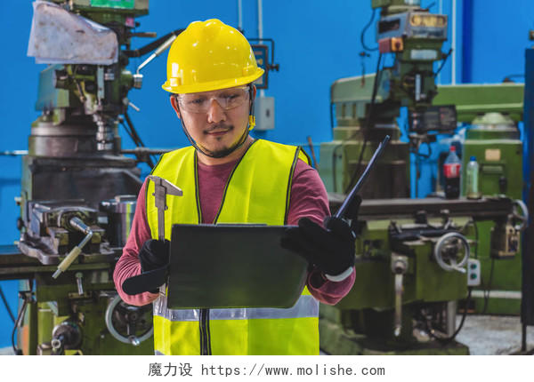 亚洲机械师在金属加工厂经营专业车床